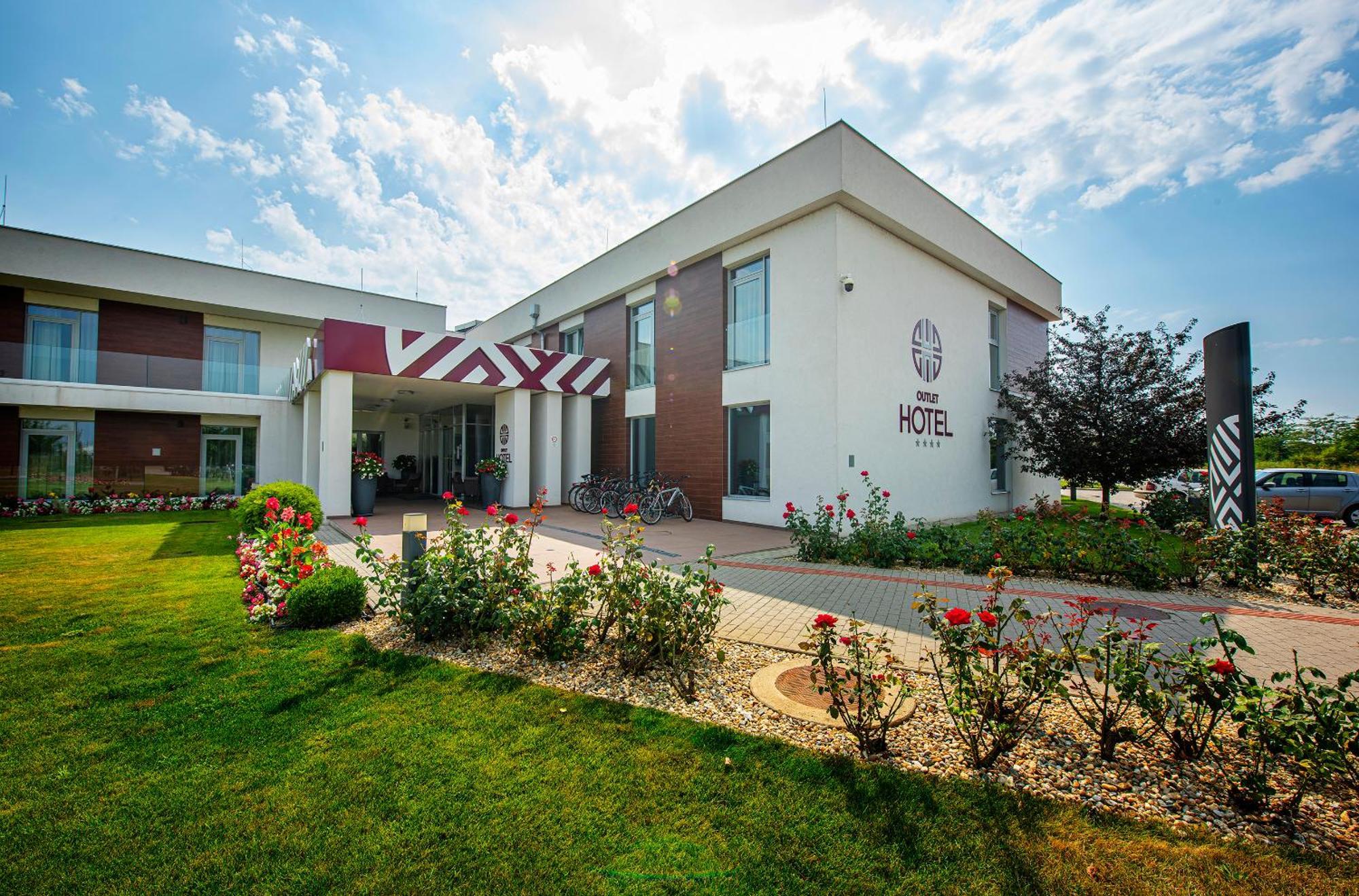 Outlet Hotel Polgar Exterior photo